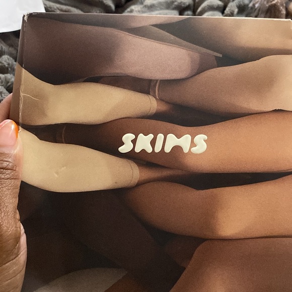 SKIMS Sculpting Legging Color is Sand.Size is S/M - Picture 2 of 3